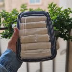 خرید بورک پیتزایی خوشمزه با ژامبون، کالباس سلام پروتئین، پنیر موزارلا و سبزیجات تازه پیچیده در خمیر یوفکا