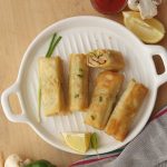 خرید بورک پیتزایی خوشمزه با ژامبون، کالباس سلام پروتئین، پنیر موزارلا و سبزیجات تازه پیچیده در خمیر یوفکا